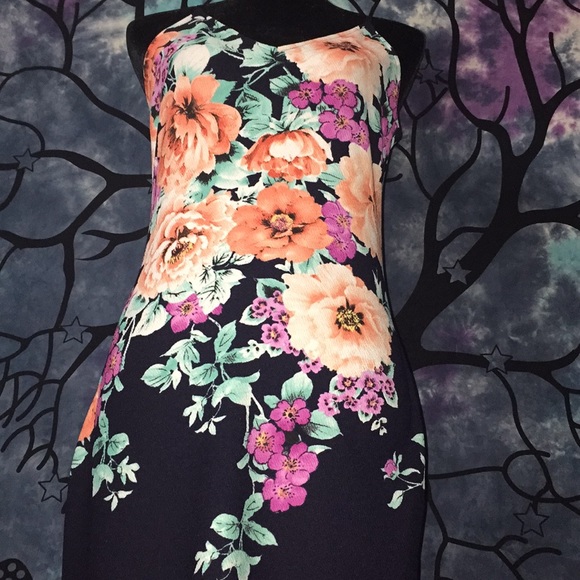 Kimcine Curve Floral Bodycon Dress - Picture 5 of 10